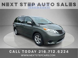 Used 2014 Toyota Sienna LE image 1