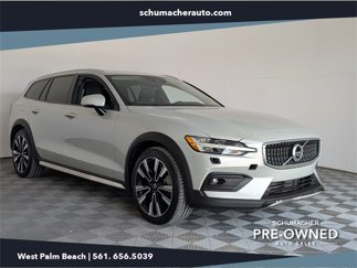 Used 2020 Volvo V60 T5 Cross Country image 1