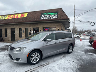 Used 2017 Chrysler Pacifica Touring-L w/ Tire & Wheel Group image 1