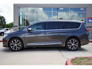 Used 2017 Chrysler Pacifica Limited image 1