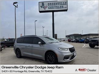 Certified 2021 Chrysler Pacifica Touring-L w/ Uconnect Theater Family Group image 1