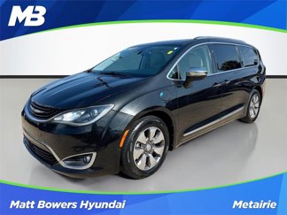 Used 2017 Chrysler Pacifica Platinum image 1