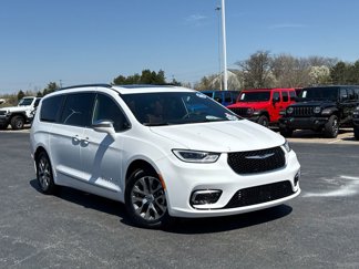 Certified 2024 Chrysler Pacifica Pinnacle image 1