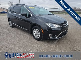 Used 2017 Chrysler Pacifica Touring-L image 1