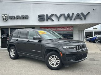 Used 2023 Jeep Grand Cherokee Laredo image 1
