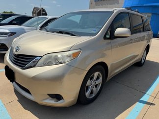 Used 2011 Toyota Sienna LE image 1