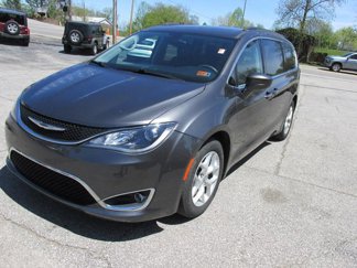 Used 2017 Chrysler Pacifica Touring-L w/ Tire & Wheel Group image 1