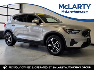 Used 2025 Volvo XC40 B5 Core image 1