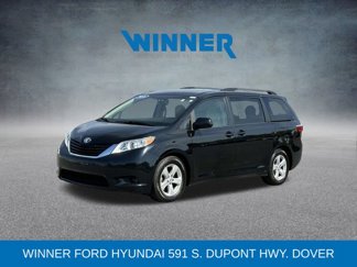 Used 2016 Toyota Sienna LE image 1