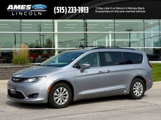 Used 2017 Chrysler Pacifica Touring-L image 1