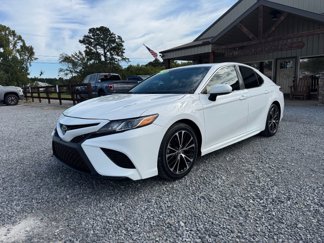 Used 2018 Toyota Camry SE image 1