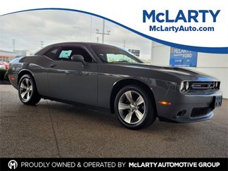 Used 2018 Dodge Challenger SXT image 1
