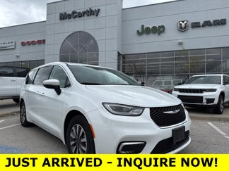 Used 2023 Chrysler Pacifica Touring-L image 1