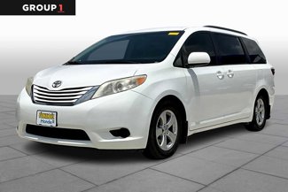 Used 2015 Toyota Sienna LE image 1