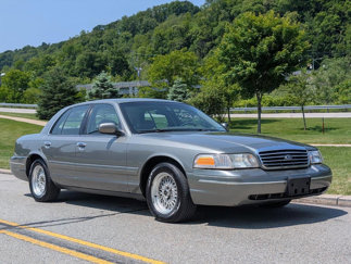 Used 2002 Ford Crown Victoria LX image 1