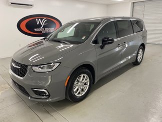 New 2025 Chrysler Pacifica Select image 1