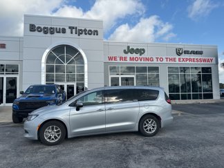 Used 2023 Chrysler Voyager LX image 1