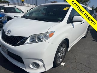 Used 2015 Toyota Sienna SE image 1
