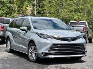 Used 2022 Toyota Sienna XLE Woodland Edition image 1