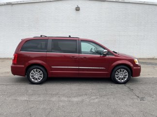 Used 2015 Chrysler Town & Country Touring-L image 1