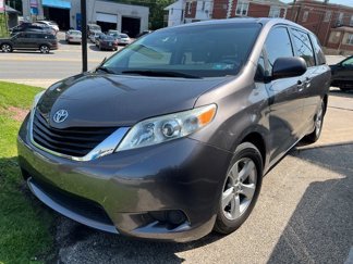 Used 2013 Toyota Sienna LE w/ Towing Pkg image 1