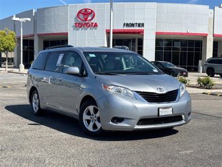 Used 2014 Toyota Sienna LE image 1