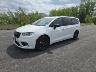 Used 2024 Chrysler Pacifica Premium image 1