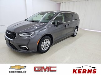 Used 2023 Chrysler Pacifica Touring-L image 1