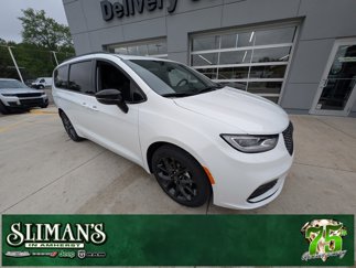 New 2025 Chrysler Pacifica Limited image 1