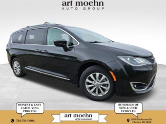 Used 2019 Chrysler Pacifica Touring-L image 1