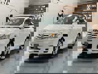 Used 2011 Toyota Camry LE image 1