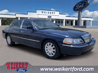 Used 2011 Lincoln Town Car Signature Limited image 1