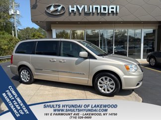 Used 2016 Chrysler Town & Country Touring image 1