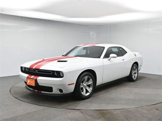 Used 2015 Dodge Challenger SXT image 1