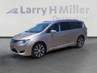 Used 2017 Chrysler Pacifica Limited w/ UConnect Theater Package image 1