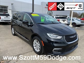 Used 2023 Chrysler Pacifica Touring-L image 1