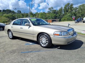 Used 2006 Lincoln Town Car Signature image 1
