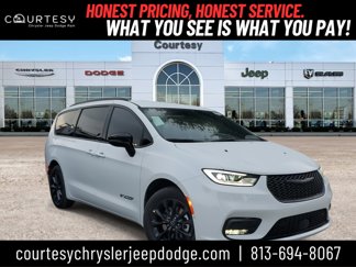 New 2025 Chrysler Pacifica Select image 1