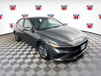 Used 2024 Hyundai Elantra SEL image 1