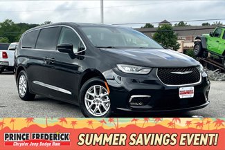 Used 2023 Chrysler Pacifica Touring-L image 1