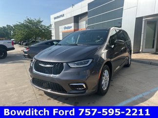 Used 2023 Chrysler Pacifica Touring-L image 1