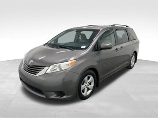 Used 2015 Toyota Sienna LE image 1