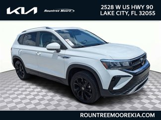 Used 2022 Volkswagen Taos SE image 1