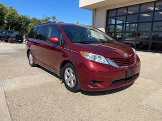 Used 2017 Toyota Sienna LE image 1