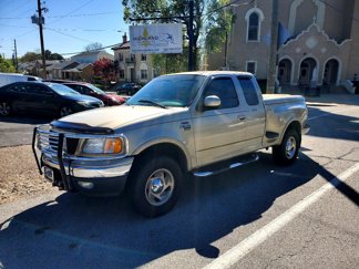 Used 2000 Ford F150 Lariat image 1