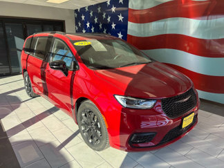 New 2025 Chrysler Pacifica Limited w/ Uconnect Theater Family Group image 1