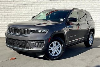 Certified 2023 Jeep Grand Cherokee Laredo image 1