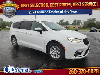 Used 2023 Chrysler Pacifica Touring-L image 1