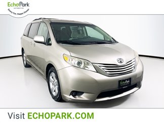 Used 2015 Toyota Sienna LE image 1