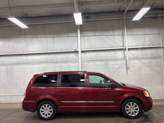 Used 2014 Chrysler Town & Country Touring image 1